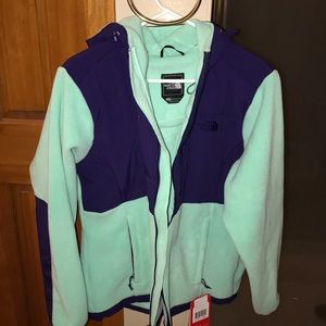 Women’s north face Denali with hood